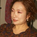 Jung Kyoung-mi Instagram - 68년 원숭이띠 정경미입니다. 예전 사진을 꺼내봤네요. 우리 첫째 아이 국민학교 입학식때 남편이 찍었지요. 아직도 기억이 생생합니다. 나 왜 옛날 사람 찰떡이야!! ✅우리 엄마들 저런 사진 있다 없다?!? ㅋㅋㅋㅋㅋㅋㅋㅋㅋㅋㅋ
