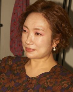 Jung Kyoung-mi Instagram - 68년 원숭이띠 정경미입니다. 예전 사진을 꺼내봤네요. 우리 첫째 아이 국민학교 입학식때 남편이 찍었지요. 아직도 기억이 생생합니다. 나 왜 옛날 사람 찰떡이야!! ✅우리 엄마들 저런 사진 있다 없다?!? ㅋㅋㅋㅋㅋㅋㅋㅋㅋㅋㅋ