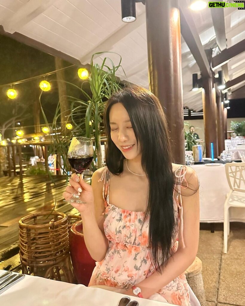 Jung Yu-ji Instagram - 날씨 요괴는 울어... 나는 슬펐지만 술고래인 떠니는 올 인클루시브라 너무 신나했지.. 그래도 요가도 하고 불꽃놀이도 보고 하루종일 먹고 마시고 나름 잘 즐겼다!🤣