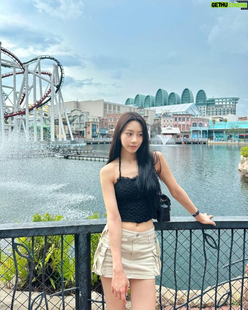 Jung Yu-ji Instagram - 쪄 죽을듯이 쨍쨍했다가 비가 미친듯이 쏟아지다가 맑았다가 천둥번개 치는 종잡을 수 없는 이곳 싱가폴의 날씨☺️