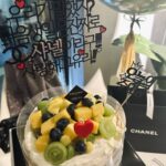 Jung Yu-ji Instagram - 이 날의 나의 먹부림🤍 (+작년부터 계획한 유리언니 생일🖤) 질량 보존의 법칙이라고 했던가 한동안 입맛 없다가 요새 무지막지 하게 먹는중😆 역시 난 먹기위해 사는 사람이였음을 깨달았다🩷 근데 음식 사진은 대체 어떻게 잘 찍는거야..?🥲