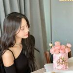 Jung Yu-ji Instagram - 너무 행복했던 생일 주간🎂🎉 해가 갈 수록 더욱 더 행복해지는 생일🖤 챙겨주시고 축하해 주신 모든 분들 진심으로 감사합니다🩷🩵 덕분에 정말 정말 행복했어요!🥹 올해도 열심히 일하며 열심히 모두에게 보답할게요! 사랑합니다🫶🏼 아 진짜 태어나길 잘했다!!!😆