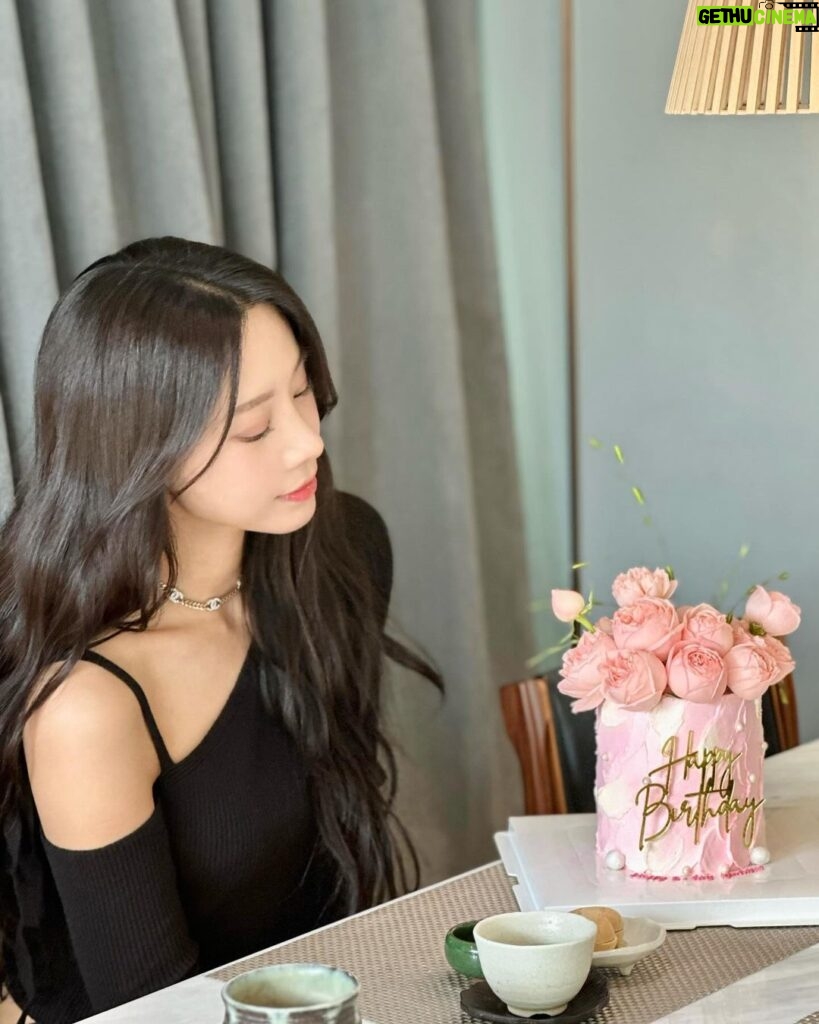 Jung Yu-ji Instagram - 너무 행복했던 생일 주간🎂🎉 해가 갈 수록 더욱 더 행복해지는 생일🖤 챙겨주시고 축하해 주신 모든 분들 진심으로 감사합니다🩷🩵 덕분에 정말 정말 행복했어요!🥹 올해도 열심히 일하며 열심히 모두에게 보답할게요! 사랑합니다🫶🏼 아 진짜 태어나길 잘했다!!!😆