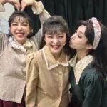 Jung Yu-ji Instagram - 이제 두번 남은 시스터2 처음엔 벌칙 같던 가발과 의상도 이젠 예뻐 보이네😆 이 사람들과 공연 할때가 제일 행복한 요즘🥹 총 열번도 안 남았는데 아쉬워서 어쩌지... 시스터즈는 진짜 사랑이야..!!❤ #시스터즈사랑해❤️ #뮤지컬시스터즈