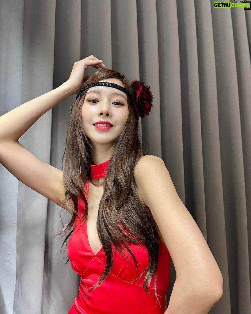 Jung Yu-ji Instagram - 🌹❤️ #뮤지컬시스터즈