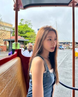 Jung Yu-ji Instagram - 비와서 시무룩 했다가
점점 신나짐
비와도 디즈니는 디즈니다🥰