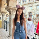 Jung Yu-ji Instagram - 비와서 시무룩 했다가 점점 신나짐 비와도 디즈니는 디즈니다🥰