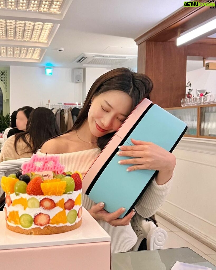 Jung Yu-ji Instagram - 너무 행복했던 생일 주간🎂🎉 해가 갈 수록 더욱 더 행복해지는 생일🖤 챙겨주시고 축하해 주신 모든 분들 진심으로 감사합니다🩷🩵 덕분에 정말 정말 행복했어요!🥹 올해도 열심히 일하며 열심히 모두에게 보답할게요! 사랑합니다🫶🏼 아 진짜 태어나길 잘했다!!!😆