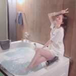 Jurina Matsui Instagram – 無事に26歳を迎えました🎂🎉
皆様からの温かいメッセージに日々勇気をいただいています💌
本当にありがとうございます✨

11歳だった私も26歳です🫢
26(ふろ)の年♨️笑
ということで…
過去のお風呂写真を載せておきます🛁💕

今年は、大好きなお風呂やサウナでしっかり温まって体調を整えますね🧖🏻‍♀️❤️

また元気な姿で皆様のもとに戻りたいと思っていますので…
その時は、どうか暖かく迎えてください🙏✨

まだまだお伝えしたいことは、
たくさんありますが…
長くなってしまうので、復帰した時にまた改めてどこかでお話させてください🥺

皆様も、無理せず楽しく健康にお過ごしくださいね〜🍀

離れていても大好きです💎🧡👠

I just turned 26 today!🎂
So happy because of your message💌
I will have an amazing year🎉
Thank you all. Love❤️

#写真どっちが好き ？
#お誕生日 
#26歳 
#お風呂 
#入浴剤マニア 
#入浴剤 
#入浴 
#newyork
#サウナ 
#サウナ女子 
#サ活 

#3月 
#8日 
#国際女性デー 
#ミモザ 
#ミモザの日 
#みつばちの日 
#hbd 
#birthday 
#おめでとう 
#ありがとう 
#大好き 
#thankyou 
#謝謝 
#감사합니다 
#ขอบคุณนะ 
#terimakasih
#🎂 
#♨️ 
#🐝