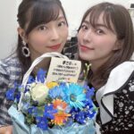 Jurina Matsui Instagram - チュー😘逃げられた💔笑 これもあの頃と変わらないじゅりまさですよね🫣❤️💙 どんな時も隣にいてくれて味方でいてくれる真那🥹💙 休養中も連絡くれたり会ったりして 相談に乗ってくれました😭 だから今回フェスのお話しを聞いた時はとっても嬉しくて やっと真那に恩返しできると思い駆けつけました🎤❤️ 素敵なステージに呼んでくれて本当にありがとう🫶🏻🫶🏻🫶🏻 またいつでも駆けつけるね〜‼️ そして私は、心機一転サイリウムのカラーを 変えることにしました🙇‍♀️🧡💚　 今までのオレンジ緑はグループのチームカラーだったので… 実は卒業後からずっと迷ってたんです…🥹 グループに対する思い入れが強いから なかなか変える勇気が出ませんでした😭😭😭 みんな今までたくさん振ってくれて 本当に本当にありがとうね🥺🧡💚 みんなも同じくらい色んな思入れがあると思うし 私も、もちろん寂しい気持ちがあるんだけど…🥹 今まで重ねてきた足跡を大切にしながら🧡💚 振り返らず前を向いていきたいという気持ちを込めて‼️ これからは、 自分のソロのイメージカラーである赤と👠❤️ 真那カラーの青を受け継いで💙 赤青にします❤️💙 ステージ場でまさなからバトンタッチしてもらったしね😭 まさなの気持ちも胸に ステージに立ち続けられたらなぁと思います🤝🏻✨ 次に歌うステージはまだ決まっていませんが… 1日でも早くその景色が見れるように私も頑張ります❤️💙 その時は、どうか温かく迎えてください🥹❤️💙 松井珠理奈のまた新たなスタートを 応援していただけたら嬉しいです🥹🙏✨ よろしくお願いします🙇‍♀️✨ 今回、会えなかったみんなにも早く会えますように…🌠❤️ 22日の西尾市でのイベントで お待ちしていますよ〜💚💚💚 育てていただいた地元愛知への恩返しも これからできますように🌠❤️ #じゅりまさ #jurimasa #大好き #幸せ #ありがとう #ステージ #歌 #心機一転 #赤 #青 #心友 #kiss #愛知 #名古屋 #西尾市 #地元 Nagoya