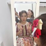Jurina Matsui Instagram - ありがとういんく😉❤️ 姉さんが緊張している私を 明るく励ましてくれて安心させてくれました💜🤍 トップバッターのソロステージも観てたんだけどね☺️ 姉さんの歌が好きすぎる🎤✨ みえぴずに仲間入りしたい🫶🏻 「Life -風に吹かれて-」を聴いた時は感動して涙が溢れました😭😭😭 私もいつか姉さんみたいに可愛いママになって歌い続けたいなぁって思いました☺️❤️ あぁ🫶🏻また姉さんと一緒に歌える日が来ますように…🌠 #大好き #幸せ #ありがとう #アイドル #シンガーソングライター #佐藤実絵子 #姉さん #1期生 #15周年 #ママ