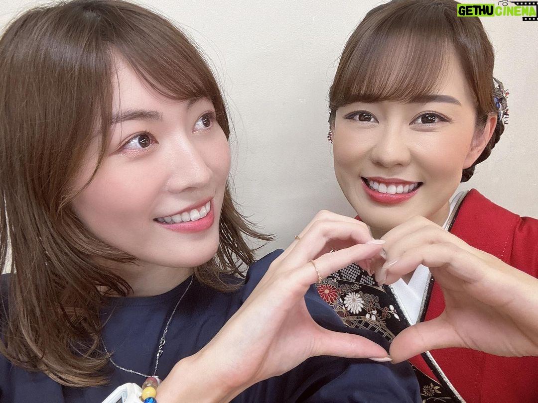 Jurina Matsui Instagram - 丘みどりさんの名古屋コンサートにお邪魔しました☺️💚 客席からたくさんみどりコールをさせていただきましたよ🫶🏻✨ もうね…語り出したら止まらないくらい興奮しております🥹❤️ ステージでみどりさんが私のお話もしてくださってとっても嬉しかったです🥹 本当にありがとうございました‼️ お着物も素敵なのですが👘 可愛い衣装を着て歌われていたみどりさんの姿にきゅんきゅんしちゃいました👗💓 今回たくさんの刺激をいただき、たくさんお勉強をさせていただきました✨ 私もいつかまた歌を歌いたいという夢がより大きくなりましたよ🎤❤️ 頑張るぞ🥹 ちなみに3枚目の写真のお花は「椿姫咲いた」のジャケット写真をイメージしていつもお世話になっているめぐみこさんに作っていただきました💐❤️ あぁやっぱり地元は落ち着くね〜🫶🏻 今の私があるのは、 帰ってくる場所🏠 味方がたくさんいる地元の存在があるからです✨ 東海地方に恩返しできるよう 感謝の気持ちを込めてこれからも生きていきたいと思います❤️ すみません💦 愛が溢れて長くなりました🥹 知るを愛する、 愛を知る愛知に生まれて幸せです❤️ #丘みどり さん #名古屋 #愛知 #aichi #nagoya #コンサート #着物