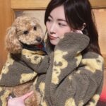 Jurina Matsui Instagram - 初めてのペアルック🥰✨ ラブラブカップルなのだ🐶💕 #もこもこ #ふわふわ #ペアルック #カップル #コーデ #愛犬 #ラブラブ #トイプー #癒し #ありがとう #love #toypoodle #ootd #🐻 @candydoggtokyo