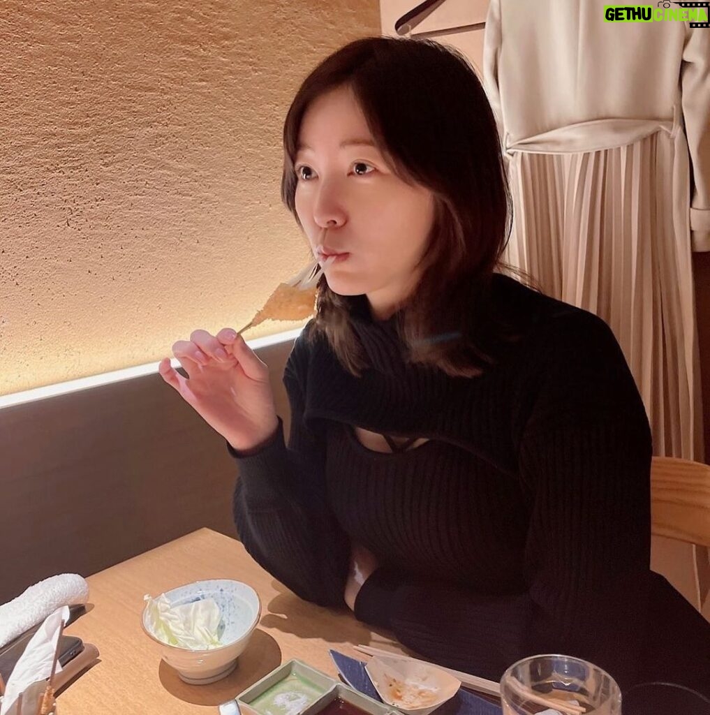Jurina Matsui Instagram - 寝起きで串揚げを食べるわたし👶🏻❤️ 画像と関係ないのですが…笑 2/26、3/12のお誕生日前後に東京と名古屋で初のファンミーティングを開催します🎂✨ 毎回違う内容のステージもあります🎵 JFam☆Tシャツを着てお揃い2ショットを撮りましょう🥰 ファンクラブに加入して早めにチケットをゲットしてくださいね❤️ 詳しくはこちらをチェック👇 https://fanicon.net/fancommunities/3750 #寝起き #赤ちゃん みたい笑 #👶🏻 #チーズ #伸びてる #串揚げ #大好き #松井珠理奈 #初めての #ファンミーティング #25歳 #バースデー #birthday #みんな #来てね #名古屋 #東京