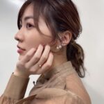 Jurina Matsui Instagram - 衣装もアクセも可愛かった🥰 パール好き💍✨ みんはどんなお洋服が好き〜？💕 #アクセサリー #accessory #パール #pearl #アースカラー #レザー #leather #スカート #ブラウス #lanvinenbleu #ランバンオンブルー #skirt #シースルー #イヤリング #earrings #リング #ring #ブーツ #ポニーテール #巻き髪 #横顔 #ootd #💍 #👢 #👗