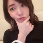 Jurina Matsui Instagram - 前髪の分け目って毎日変わるから困る〜の顔😂 この日は理想の前髪🎵 #餅 みたいな #ほっぺ #👶🏻 #😂 #前髪 #斜め分け #hairstyle #外ハネ #くびれヘア #photooftheday #秋 #autumn #ニット #秋服
