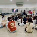 Jurina Matsui Instagram - サプライズ大成功🎉 会場の様子をお届け🎁 ขอบคุณ ค่ะ🙏❤️ 初めてのコンサートおめでとう❣️と「賛成カワイイ!」を歌ってくれてありがとう❣️と伝えることができました🥰❤️ いずりながタイ語で紹介をしてくれたけど、ペラペラで本当にすごい👏✨私も少しずつ頑張ります📖✏️ 実は、オンラインで「賛成カワイイ!」のレッスンを一緒にした日が私のお誕生日で、 #CGM48 のみんながサプライズでおめでとうしてくれたんです😭❤️ 2つ目がその時の動画です🎂✨ サプライズをお返しできてよかった〜🥹👏 離れていてもオンラインで繋がれるのは、とっても嬉しいけど…やっぱり会えるともっと嬉しい🫶🏻❤️ 珠理奈推しのみんなにも早く会いたいなぁ🥰 #サプライズ #涙サプライズ #ขอบคุณ #thai #🇹🇭 #🎂