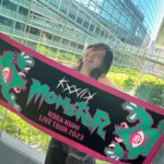 Jurina Matsui Instagram - 小学生の頃から大好きで憧れだった倖田來未さんのライブにお邪魔しました😍 私は、15年前の7月30日にSKE48のオーディションで來未さんの「anytime」を歌わせていただきました🎤✨ 今回、7月30日に來未さんのツアーファイナルのライブが開催されるということで運命を感じてしまいました❣️ もう本当にかっこよくて😭 けどかっこいいだけじゃなくて…一言では表現できないので長くなってしまうのですが、お付き合いください🥹 一つの映画を観ているような、 いろんな感情が溢れてくれる素敵なライブでした✨ 「100のコドク達へ」を聞いた時、涙が溢れて止まらなかったです。 強い人でも、幸せな人でも、 きっと誰しも心の中に孤独を感じているんじゃないかなって私は思います。 孤独でも辛くても強がらなきゃいけない時はあるし… 自分は一人なんじゃないかって思ってしまう時だってあります。 自分の気持ちをわかってくれる人がいたら… 自分の弱さを見せても受け入れてくれて、寄り添ってくれる人がいたらって… 私自身、誰かに頼ったり助けを求めることが苦手な性格なので一人で頑張らなきゃって もがいちゃうことが多いんですが…🥹 この歌を聴いて、歌が寄り添ってくれているなぁと感じました✨ きっとこの歌に救われる人は、 たくさんいるんじゃないかなって思います🥹 改めて歌の力って本当にすごいなぁと感じました✨ 私も誰かの心に寄り添えるような、歌の力を感じてもらえるようなそんなアーティストになりたいなってライブを観て初心にかえりました☺️ 実は、來未さんとプロレス会場でお会いしたことがあって その時に初めてしっかりお話しさせていただいたのですが… とっても優しくて🥹 息子さんと旦那さんと会場に来られていて、その姿も本当に素敵でした✨ アーティストとしての倖田來未さんも、ママとしての來未さんもどちらも私の憧れです☺️✨ 今も昔も変わらず、夢や希望を与えてくださる倖田來未さんに本当に感謝しています✨ パワーをたくさんいただきました〜‼️ ずーっと大好きです😍 私も、またステージで歌を歌うことができますように🌠 #倖田來未 さん #live #コンサート #歌 #song