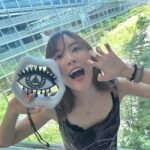 Jurina Matsui Instagram - 小学生の頃から大好きで憧れだった倖田來未さんのライブにお邪魔しました😍 私は、15年前の7月30日にSKE48のオーディションで來未さんの「anytime」を歌わせていただきました🎤✨ 今回、7月30日に來未さんのツアーファイナルのライブが開催されるということで運命を感じてしまいました❣️ もう本当にかっこよくて😭 けどかっこいいだけじゃなくて…一言では表現できないので長くなってしまうのですが、お付き合いください🥹 一つの映画を観ているような、 いろんな感情が溢れてくれる素敵なライブでした✨ 「100のコドク達へ」を聞いた時、涙が溢れて止まらなかったです。 強い人でも、幸せな人でも、 きっと誰しも心の中に孤独を感じているんじゃないかなって私は思います。 孤独でも辛くても強がらなきゃいけない時はあるし… 自分は一人なんじゃないかって思ってしまう時だってあります。 自分の気持ちをわかってくれる人がいたら… 自分の弱さを見せても受け入れてくれて、寄り添ってくれる人がいたらって… 私自身、誰かに頼ったり助けを求めることが苦手な性格なので一人で頑張らなきゃって もがいちゃうことが多いんですが…🥹 この歌を聴いて、歌が寄り添ってくれているなぁと感じました✨ きっとこの歌に救われる人は、 たくさんいるんじゃないかなって思います🥹 改めて歌の力って本当にすごいなぁと感じました✨ 私も誰かの心に寄り添えるような、歌の力を感じてもらえるようなそんなアーティストになりたいなってライブを観て初心にかえりました☺️ 実は、來未さんとプロレス会場でお会いしたことがあって その時に初めてしっかりお話しさせていただいたのですが… とっても優しくて🥹 息子さんと旦那さんと会場に来られていて、その姿も本当に素敵でした✨ アーティストとしての倖田來未さんも、ママとしての來未さんもどちらも私の憧れです☺️✨ 今も昔も変わらず、夢や希望を与えてくださる倖田來未さんに本当に感謝しています✨ パワーをたくさんいただきました〜‼️ ずーっと大好きです😍 私も、またステージで歌を歌うことができますように🌠 #倖田來未 さん #live #コンサート #歌 #song