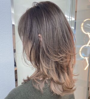 Jurina Matsui Instagram - 新しい髪色🥰✨
グラデーションにミルクグレーのイヤリングカラーを入れました🧋💕

#haircolor
#hairstyle 
#ヘアカラー 
#ヘアスタイル 
#グラデーションカラー 
#イヤリングカラー