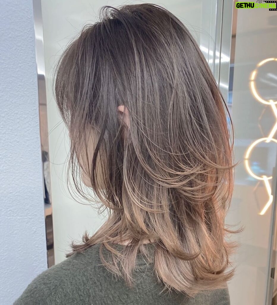 Jurina Matsui Instagram - 新しい髪色🥰✨ グラデーションにミルクグレーのイヤリングカラーを入れました🧋💕 #haircolor #hairstyle #ヘアカラー #ヘアスタイル #グラデーションカラー #イヤリングカラー