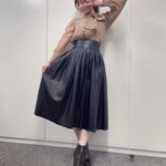 Jurina Matsui Instagram - 衣装もアクセも可愛かった🥰 パール好き💍✨ みんはどんなお洋服が好き〜？💕 #アクセサリー #accessory #パール #pearl #アースカラー #レザー #leather #スカート #ブラウス #lanvinenbleu #ランバンオンブルー #skirt #シースルー #イヤリング #earrings #リング #ring #ブーツ #ポニーテール #巻き髪 #横顔 #ootd #💍 #👢 #👗