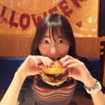 Jurina Matsui Instagram – #happyhalloween 🎃👻
#trickortreat 🍔❤️
 
美味しいバーガーくれないとイタズラしちゃうぞ😈❤️

@umamiburgerjpn 大好きすぎてロスでも食べました😏❤️

#hamburger 
#ハンバーガー 
#チョップドチーズ
#コブサラダ 
#ローズヒップティー 
#トリュフバーガー 
#umamiburgerjpn 
#umamiburger 
@umamiburgerjpn 
@umamiburger