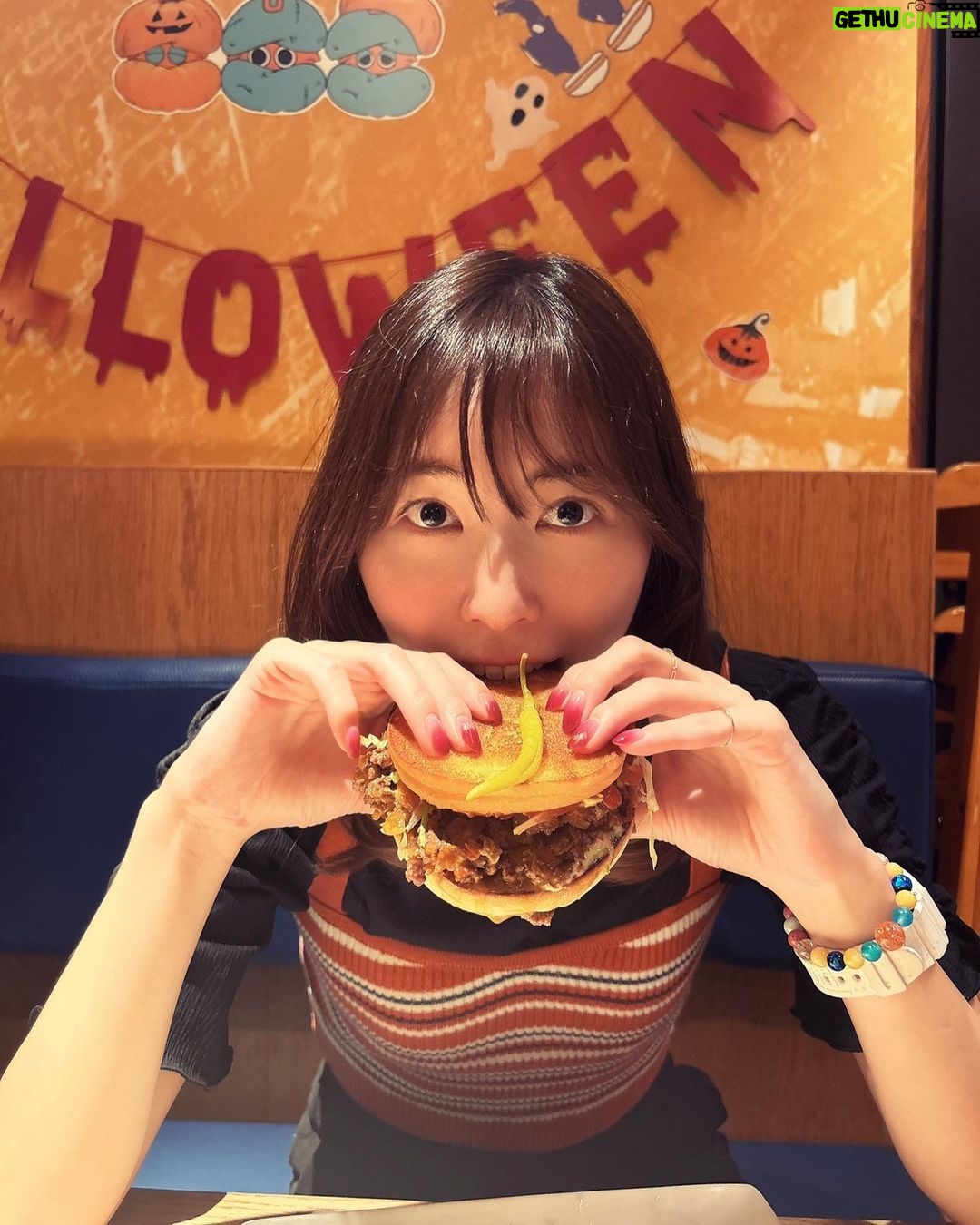 Jurina Matsui Instagram - #happyhalloween 🎃👻 #trickortreat 🍔❤️ 美味しいバーガーくれないとイタズラしちゃうぞ😈❤️ @umamiburgerjpn 大好きすぎてロスでも食べました😏❤️ #hamburger #ハンバーガー #チョップドチーズ #コブサラダ #ローズヒップティー #トリュフバーガー #umamiburgerjpn #umamiburger @umamiburgerjpn @umamiburger