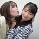 Jurina Matsui Instagram - チュー😘逃げられた💔笑 これもあの頃と変わらないじゅりまさですよね🫣❤️💙 どんな時も隣にいてくれて味方でいてくれる真那🥹💙 休養中も連絡くれたり会ったりして 相談に乗ってくれました😭 だから今回フェスのお話しを聞いた時はとっても嬉しくて やっと真那に恩返しできると思い駆けつけました🎤❤️ 素敵なステージに呼んでくれて本当にありがとう🫶🏻🫶🏻🫶🏻 またいつでも駆けつけるね〜‼️ そして私は、心機一転サイリウムのカラーを 変えることにしました🙇‍♀️🧡💚　 今までのオレンジ緑はグループのチームカラーだったので… 実は卒業後からずっと迷ってたんです…🥹 グループに対する思い入れが強いから なかなか変える勇気が出ませんでした😭😭😭 みんな今までたくさん振ってくれて 本当に本当にありがとうね🥺🧡💚 みんなも同じくらい色んな思入れがあると思うし 私も、もちろん寂しい気持ちがあるんだけど…🥹 今まで重ねてきた足跡を大切にしながら🧡💚 振り返らず前を向いていきたいという気持ちを込めて‼️ これからは、 自分のソロのイメージカラーである赤と👠❤️ 真那カラーの青を受け継いで💙 赤青にします❤️💙 ステージ場でまさなからバトンタッチしてもらったしね😭 まさなの気持ちも胸に ステージに立ち続けられたらなぁと思います🤝🏻✨ 次に歌うステージはまだ決まっていませんが… 1日でも早くその景色が見れるように私も頑張ります❤️💙 その時は、どうか温かく迎えてください🥹❤️💙 松井珠理奈のまた新たなスタートを 応援していただけたら嬉しいです🥹🙏✨ よろしくお願いします🙇‍♀️✨ 今回、会えなかったみんなにも早く会えますように…🌠❤️ 22日の西尾市でのイベントで お待ちしていますよ〜💚💚💚 育てていただいた地元愛知への恩返しも これからできますように🌠❤️ #じゅりまさ #jurimasa #大好き #幸せ #ありがとう #ステージ #歌 #心機一転 #赤 #青 #心友 #kiss #愛知 #名古屋 #西尾市 #地元 Nagoya