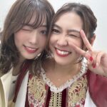 Jurina Matsui Instagram - ありがとういんく😉❤️ 姉さんが緊張している私を 明るく励ましてくれて安心させてくれました💜🤍 トップバッターのソロステージも観てたんだけどね☺️ 姉さんの歌が好きすぎる🎤✨ みえぴずに仲間入りしたい🫶🏻 「Life -風に吹かれて-」を聴いた時は感動して涙が溢れました😭😭😭 私もいつか姉さんみたいに可愛いママになって歌い続けたいなぁって思いました☺️❤️ あぁ🫶🏻また姉さんと一緒に歌える日が来ますように…🌠 #大好き #幸せ #ありがとう #アイドル #シンガーソングライター #佐藤実絵子 #姉さん #1期生 #15周年 #ママ
