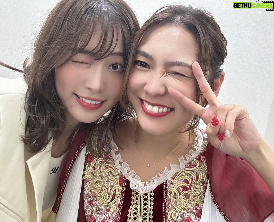 Jurina Matsui Instagram - ありがとういんく😉❤️ 姉さんが緊張している私を 明るく励ましてくれて安心させてくれました💜🤍 トップバッターのソロステージも観てたんだけどね☺️ 姉さんの歌が好きすぎる🎤✨ みえぴずに仲間入りしたい🫶🏻 「Life -風に吹かれて-」を聴いた時は感動して涙が溢れました😭😭😭 私もいつか姉さんみたいに可愛いママになって歌い続けたいなぁって思いました☺️❤️ あぁ🫶🏻また姉さんと一緒に歌える日が来ますように…🌠 #大好き #幸せ #ありがとう #アイドル #シンガーソングライター #佐藤実絵子 #姉さん #1期生 #15周年 #ママ