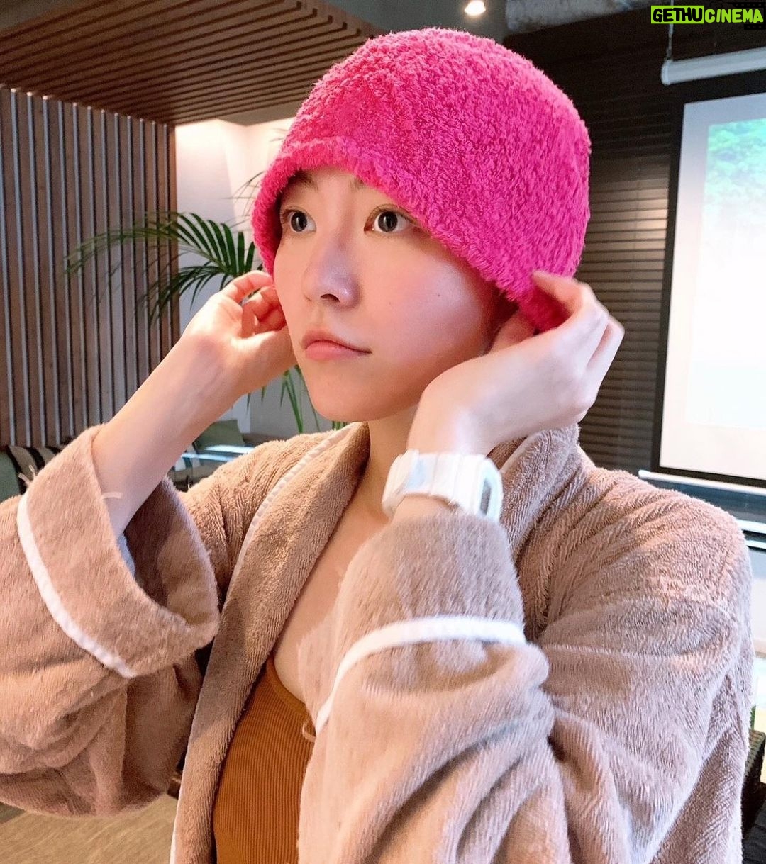 Jurina Matsui Instagram - 劇場デビュー15周年☺️🎉 いつも味方でいてくれてありがとう🧡💚 そしてサウナデビュー1年なんです〜🧖🏻♀️👏 記念に初サウナハット姿を💝 赤ちゃんみたいって一緒に入ったいとこのお姉ちゃんに言われた👶🏻🍼笑 珠理奈初心に帰りました🫡✨ ちなみに… 今日は、劇場に行きたい気持ちを抑えて銭湯で過ごした15周年でした♨️✨ 気持ちよかったよ〜🫶🏻🫶🏻🫶🏻 サウナやお風呂で心と身体を整えて「目指せ20周年‼️」 の気持ちで楽しみながら活動したいと思います😉✨ 20周年を迎えるときは、 何か大きなことができたらいいな〜🎤🌠 サウナは、健康のために週2ペースで行ってるんだけど… いつかサウナグッズも作ってみたいなぁなんて🙏✨ みんな使ってくれるかしら〜?🫣♨️❤️ あ‼️いつかスーパー銭湯でのライブもしてみたいなぁ😍😍😍 @the.class_sauna @imabaritowelofficial #15周年 #anniversary #サウナ #サ活 #サウナ女子 #サウナイキタイ #サウナハット #今治タオル #銭湯 #お風呂 #sauna #bathtime #赤ちゃん #baby