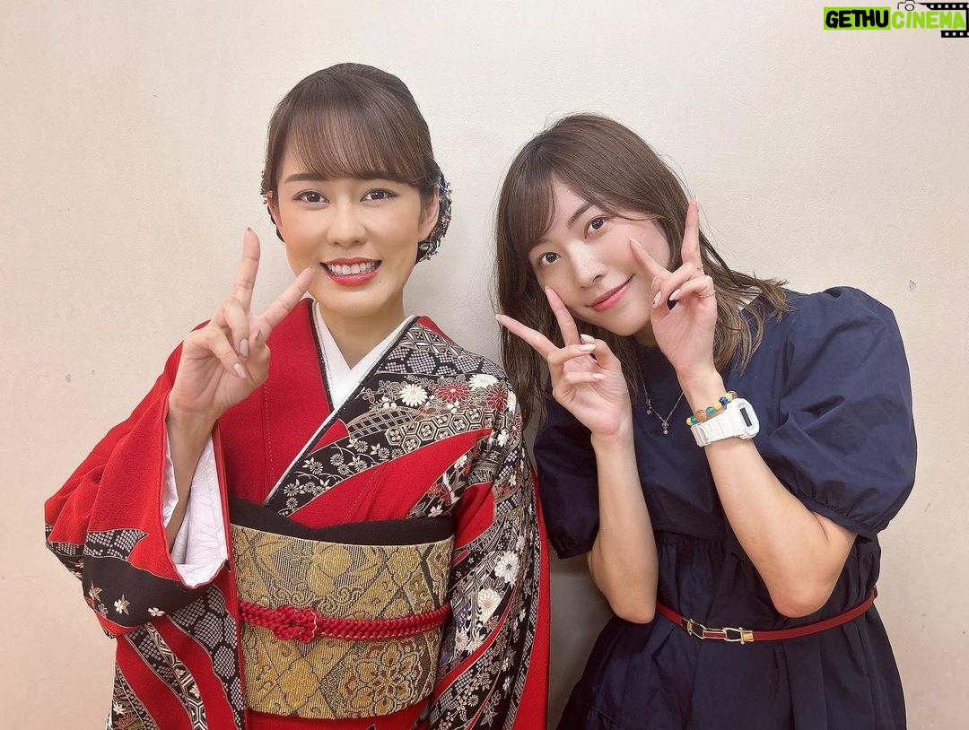 Jurina Matsui Instagram - 丘みどりさんの名古屋コンサートにお邪魔しました☺️💚 客席からたくさんみどりコールをさせていただきましたよ🫶🏻✨ もうね…語り出したら止まらないくらい興奮しております🥹❤️ ステージでみどりさんが私のお話もしてくださってとっても嬉しかったです🥹 本当にありがとうございました‼️ お着物も素敵なのですが👘 可愛い衣装を着て歌われていたみどりさんの姿にきゅんきゅんしちゃいました👗💓 今回たくさんの刺激をいただき、たくさんお勉強をさせていただきました✨ 私もいつかまた歌を歌いたいという夢がより大きくなりましたよ🎤❤️ 頑張るぞ🥹 ちなみに3枚目の写真のお花は「椿姫咲いた」のジャケット写真をイメージしていつもお世話になっているめぐみこさんに作っていただきました💐❤️ あぁやっぱり地元は落ち着くね〜🫶🏻 今の私があるのは、 帰ってくる場所🏠 味方がたくさんいる地元の存在があるからです✨ 東海地方に恩返しできるよう 感謝の気持ちを込めてこれからも生きていきたいと思います❤️ すみません💦 愛が溢れて長くなりました🥹 知るを愛する、 愛を知る愛知に生まれて幸せです❤️ #丘みどり さん #名古屋 #愛知 #aichi #nagoya #コンサート #着物