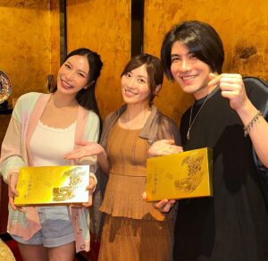 Jurina Matsui Instagram - สุขสันต์วันเกิดคะ🎂✨
ดีใจที่ได้เจอกันที่ประเทศไทย🫶🏻
คิดถึงประเทศไทยคะ🥺❤️

I met my friends in thailand❣️
I love you both😍

タイに行ったときに
大好きなお友達に会えました❤️
兄妹でご活躍されていてとっても優しいお二人😍
名古屋のお土産喜んでくれて嬉しかった❣️
実は…お兄ちゃんのMekさんは昔から珠理奈推しでいてくれたみたい🤭✨

ขอบคุณ ค่ะ🙏❤️

#thai 
#bankok 
#タイ
#バンコク
#aichi 
#nagoya 
#japan 
#愛知
#名古屋
#小倉サンド 
#どらやき 
#ขอบคุณ 
#รัก 
#ชอบ 
#อร่อย 
#love 
#friends 
#hbd