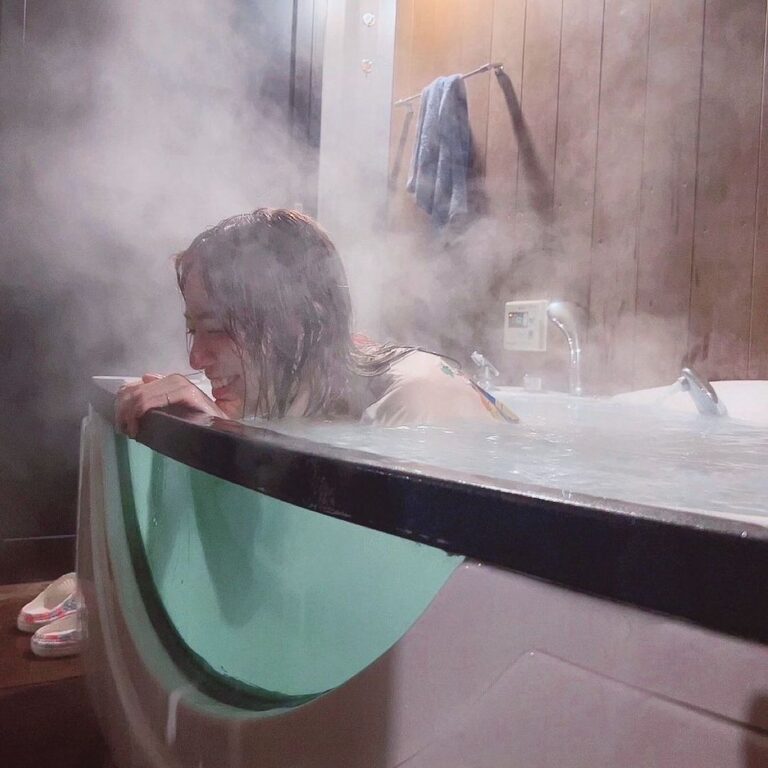Jurina Matsui Instagram - 無事に26歳を迎えました🎂🎉 皆様からの温かいメッセージに日々勇気をいただいています💌 本当にありがとうございます✨ 11歳だった私も26歳です🫢 26(ふろ)の年♨️笑 ということで… 過去のお風呂写真を載せておきます🛁💕 今年は、大好きなお風呂やサウナでしっかり温まって体調を整えますね🧖🏻‍♀️❤️ また元気な姿で皆様のもとに戻りたいと思っていますので… その時は、どうか暖かく迎えてください🙏✨ まだまだお伝えしたいことは、 たくさんありますが… 長くなってしまうので、復帰した時にまた改めてどこかでお話させてください🥺 皆様も、無理せず楽しく健康にお過ごしくださいね〜🍀 離れていても大好きです💎🧡👠 I just turned 26 today!🎂 So happy because of your message💌 I will have an amazing year🎉 Thank you all. Love❤️ #写真どっちが好き ？ #お誕生日 #26歳 #お風呂 #入浴剤マニア #入浴剤 #入浴 #newyork #サウナ #サウナ女子 #サ活 #3月 #8日 #国際女性デー #ミモザ #ミモザの日 #みつばちの日 #hbd #birthday #おめでとう #ありがとう #大好き #thankyou #謝謝 #감사합니다 #ขอบคุณนะ #terimakasih #🎂 #♨️ #🐝