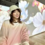 Jurina Matsui Instagram - 実は先日、MVやジャケ写などグループ時代にたくさんお世話になりました蜷川実花さんの作品展のレセプションにご招待いただきました💐❤️ 会場に入ると別世界が広がっていて… ネガティブな感情やストレスなど日常を忘れてしまうような 現実逃避できる空間がそこにはありました🥹👏 心奪われる作品ばかりであっという間に時間が過ぎてしまいました✨とっても素敵な時間でした☺️ お写真たくさん撮ったのでまた投稿しますね❣️ 皆様も、ぜひアートに触れて癒されてくださいね🫶🏻🫶🏻🫶🏻 実花さんが監督をしてくださった「ヘビーローテーション」の時は私は中学生でお子ちゃまだったので👶🏻 大人セクシーな作品をいつか撮っていただける日がきたらとっても幸せです〜🥹💋 久しぶりお会いできて本当に嬉しかったです🙏❣️ 実花さん大好きです🫶🏻🫶🏻🫶🏻 またお会いできますように🌠 #蜷川実花展eim #百万色の桃源郷へ #TOKYONODE #虎ノ門ヒルズ #ヘビロテ #君はメロディー #花 #flower #アート #art #展示会 #美術 #芸術