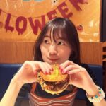 Jurina Matsui Instagram - #happyhalloween 🎃👻 #trickortreat 🍔❤️ 美味しいバーガーくれないとイタズラしちゃうぞ😈❤️ @umamiburgerjpn 大好きすぎてロスでも食べました😏❤️ #hamburger #ハンバーガー #チョップドチーズ #コブサラダ #ローズヒップティー #トリュフバーガー #umamiburgerjpn #umamiburger @umamiburgerjpn @umamiburger