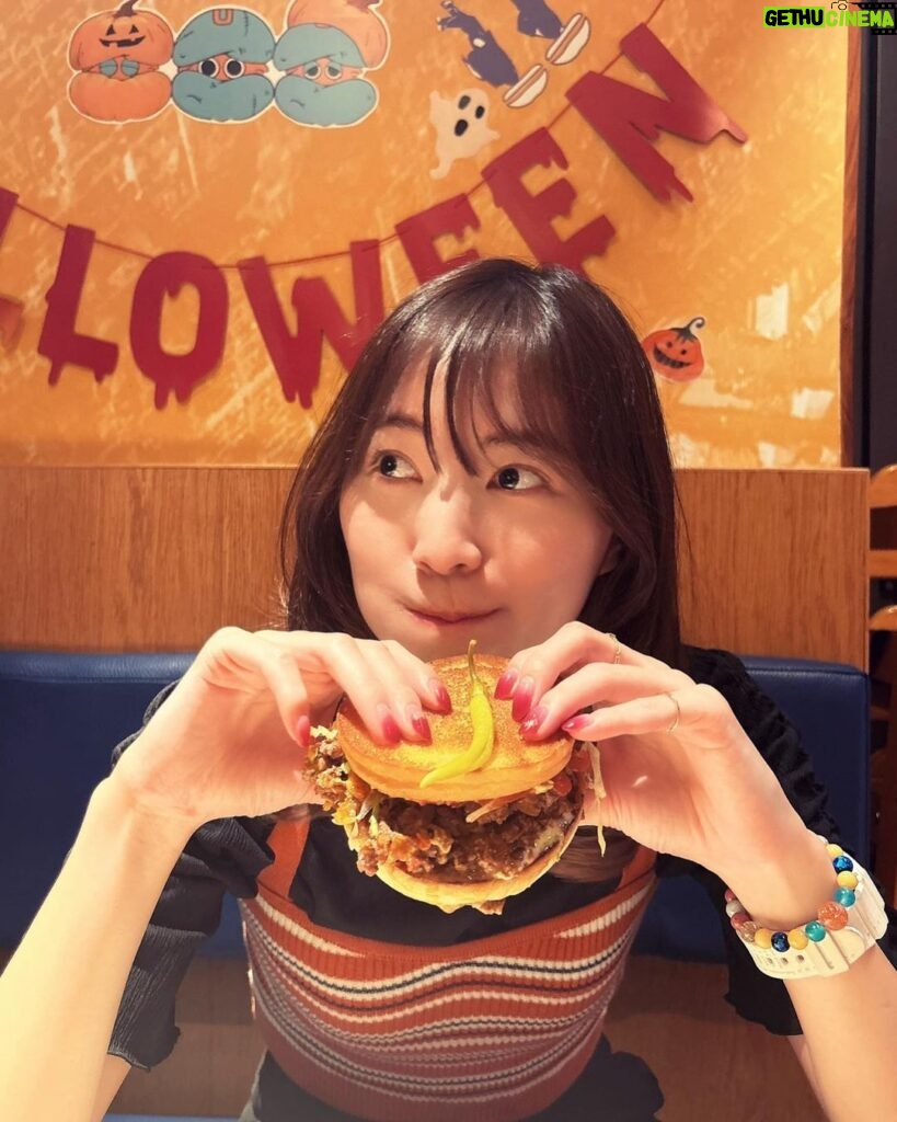 Jurina Matsui Instagram - #happyhalloween 🎃👻 #trickortreat 🍔❤️ 美味しいバーガーくれないとイタズラしちゃうぞ😈❤️ @umamiburgerjpn 大好きすぎてロスでも食べました😏❤️ #hamburger #ハンバーガー #チョップドチーズ #コブサラダ #ローズヒップティー #トリュフバーガー #umamiburgerjpn #umamiburger @umamiburgerjpn @umamiburger