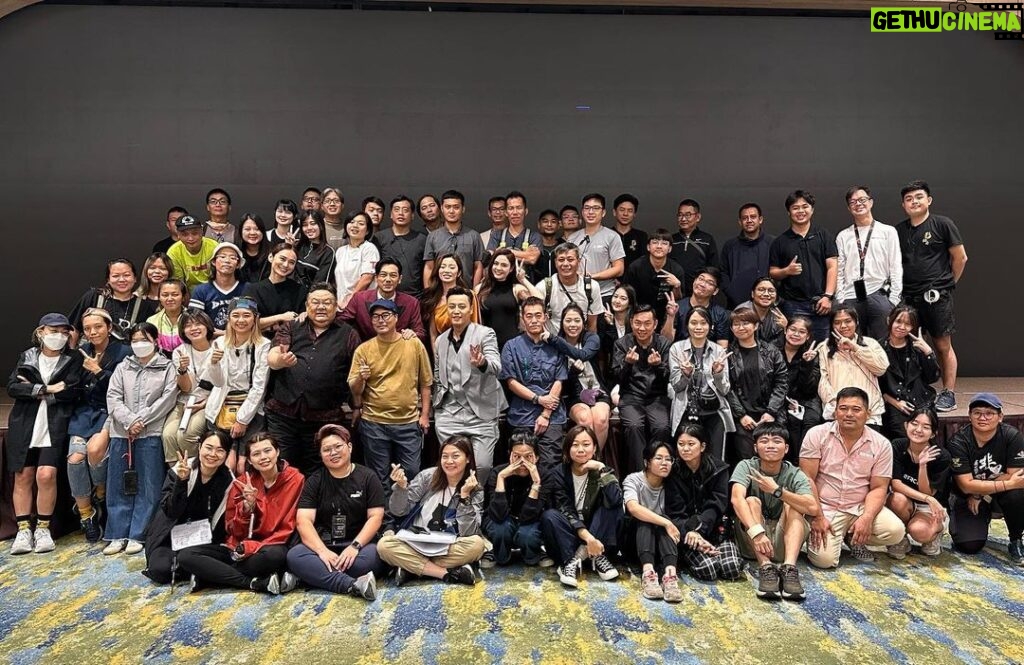 Justin Cheung Instagram - 返到香港沉澱左幾日，多謝晒香港、大馬嘅各位手足合作完成了 《千謊百計》，不打千字文了，一切在心中，一齊為 #港產片 加油🤘🏿 #千謊百計 #電影 #幾年冇飛過希望大家都有一個愉快嘅旅程