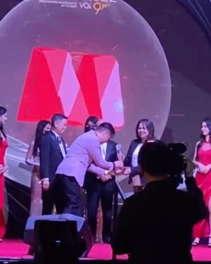 Justin Cheung Instagram - It’s my honour to get this award from @mcmillanwoods_globalawards . I’ll keep working hard on it🎬

#mcmillanwoodsglobalawards2022
#AsiaPacificMostPromisingMaleActorOfTheYear
#ActorRoad