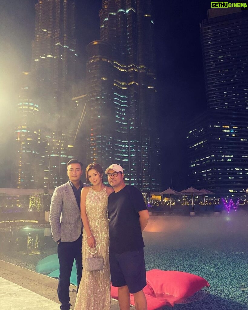 Justin Cheung Instagram - 拍攝完成一半了，辛苦晒各位手足，繼續努力💪🏿 @shum_thewriter @wiyona #張大偉 Special thanks to @whotels 🤝 #gamester #movie W Hotel Kuala Lumpur