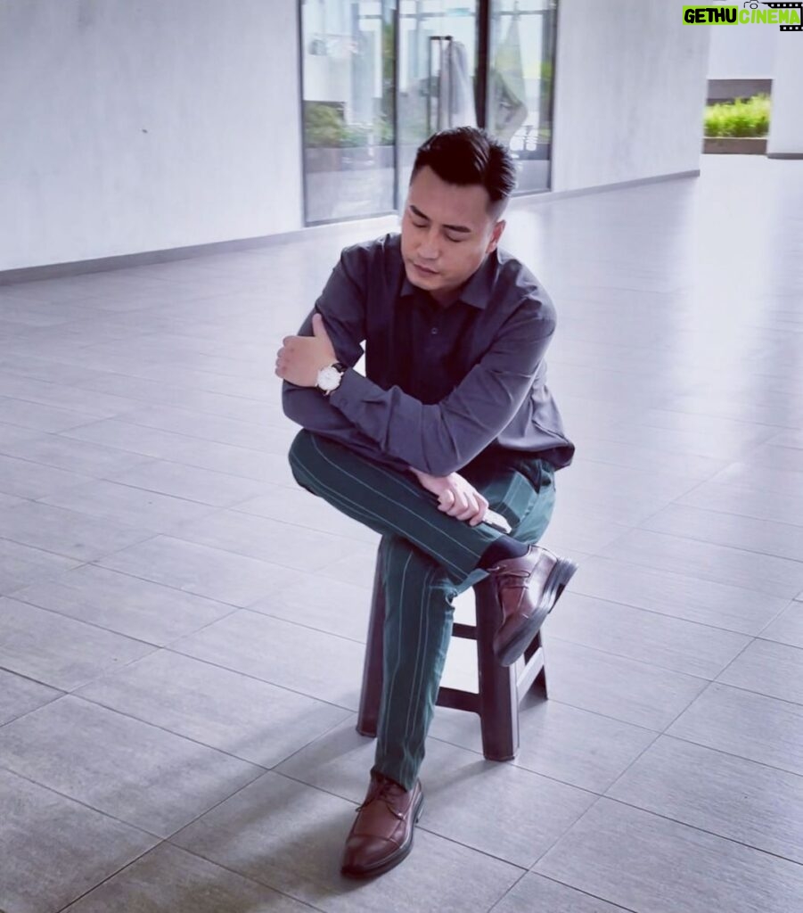 Justin Cheung Instagram - 一張凳，一個空間。 #思路 #控制 #鍛鍊 Kuala Lumpur, Malaysia