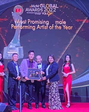 Justin Cheung Instagram - It’s my honour to get this award from @mcmillanwoods_globalawards . I’ll keep working hard on it🎬

#mcmillanwoodsglobalawards2022
#AsiaPacificMostPromisingMaleActorOfTheYear
#ActorRoad