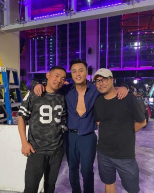Justin Cheung Instagram - 拍攝完成一半了，辛苦晒各位手足，繼續努力💪🏿 @shum_thewriter @wiyona #張大偉

Special thanks to @whotels 🤝

#gamester #movie