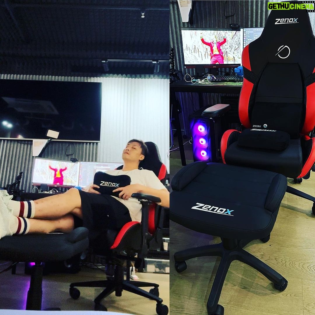 Justin Cheung Instagram - 近半年開始打機直播嘅我,好需要人生第一張電競椅,多謝 @zenoxstore 嘅Jupiter series ,紅襯黑再加上個貼近身體可調教式孤度,打得耐機想抖下即刻一秒入睡,正😎 終於有機會講呢句😂: 輸入我嘅discount code "JUSTINCHEUNG2023" 八五折 2023年9月1號至11月31號 正價電競椅八五折 可以去呢度睇睇: https://www.zenoxstore.com/collections/gaming-chairs Zenox jupiter series gaming chair https://www.zenoxstore.com/collections/jupiter-mk2-series/products/jupiter-mk2-gaming-chair-leather-carbon 賣點: 1. 全新枕頭升 - 木星 Mk-2配有可調節磁力頭枕及腰枕,為腰椎及頸部提供適當支撐。枕頭内置磁石,可輕易貼附上椅背,隨時調整高度有別於一般定型海綿,這頭枕及腰枕使用高密度記憶海綿保持柔軟度並能完全貼身用家腰部及頸部頭枕更有額外 ,幫助頸部散熱 2. 木星MK-2木星電競椅能夠向後平躺,椅背最多可傾斜 130度,並可以使用鎖定功能將椅背於不同角度鎖定。 3. 優質PU皮革 木星 Mk-2使用人造皮革(PU) 表面堅韌,觸感柔軟,防刮防水防異味,是一個保持乾爽便能輕易保養的選擇。 特有的穿孔皮革座椅提供了額外的透氣度。 4. 更加寬敞木星 Mk-2特點在於使用特大強化框架,這比一般電競椅體積更大更寬配合上寬身座椅設計,適合中型及較高大用家。 底部用上了升級托盤,令木星 Mk-2雖然外形較大但亦能靈活傾斜椅背及後仰搖擺 5. 適合任何桌面高度 兩邊的4D PU軟墊扶手 能夠調整高度配個你的桌子高度和在再非使用時降低收到桌下節省空間,這升級扶手更可以前後調校,配合你的手肘擺放位置,扶手的磁力頂蓋提高可自定性,用家可隨意換上其他顔色及用料的頂蓋。 6. 為符合木星 Mk-2所需的承重度,選擇使用了强化合金腳架並用了防鏽塗層令清潔更爲方便,配合雙輪椅轆適合於任何硬度地面行走 配備最高端 TUV 認證 4級液壓氣桿 , 木星Mk-2 系列提供順暢靜音的升降感受。