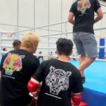 Justin Cheung Instagram - 見証住「細孖」由備戰到出台一刻，莫名感動，因為望住佢平時操練真係好甘好刻苦。 贏又好輸好，唔重要啦，因為過程賺晒，I’m so proud of you @uncle___p 🫡，and respect to all fighters🥊 多謝師傅 @jason_583 俾我做拳手助手體驗一下。 今日之後，我都有問下自己：「點呀？想唔想上台打一次？」 Sponsored by @wdt_fightgear