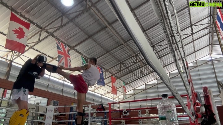 Justin Cheung Instagram - Day 2 感受下 難得遇上泰國拳手,就一定唔會放過任何機會,去主動舉手要求「被重腳」一波,等我真係可以攞到個感覺。 但前提下我哋已經夾好咗踢同擋嘅位置,再加上力度慢慢咁加上去,做足安全措施保障返大家先。 「試一腳重嘅包你嗨番天」 Thx coach @palangboon_w.santai for teaching me and not killing me Sponsored by @santaimuaythai #FeelIt #DoIt #MakeIt Santai Muay Thai