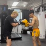 Justin Cheung Instagram - 辛苦細孖齋練防守，Respect 🫡 我盡量攞晒學咗兩個幾月嘅貨仔出招，仲要重磅過佢⋯ 但唯一要做就係專心進攻如果唔係就嘥咗大家啲力，換個位置我都希望對方認真，咁先知有咩位可以進步🥊 Thx coach @jason_583 Sponsored by @wdt_fightgear Camera by @mr.mmeelloo #細孖鎖得好穩 #相差幾十磅啲力爭好遠 #齋進攻都chur爆咗我 WhiteDragon Club