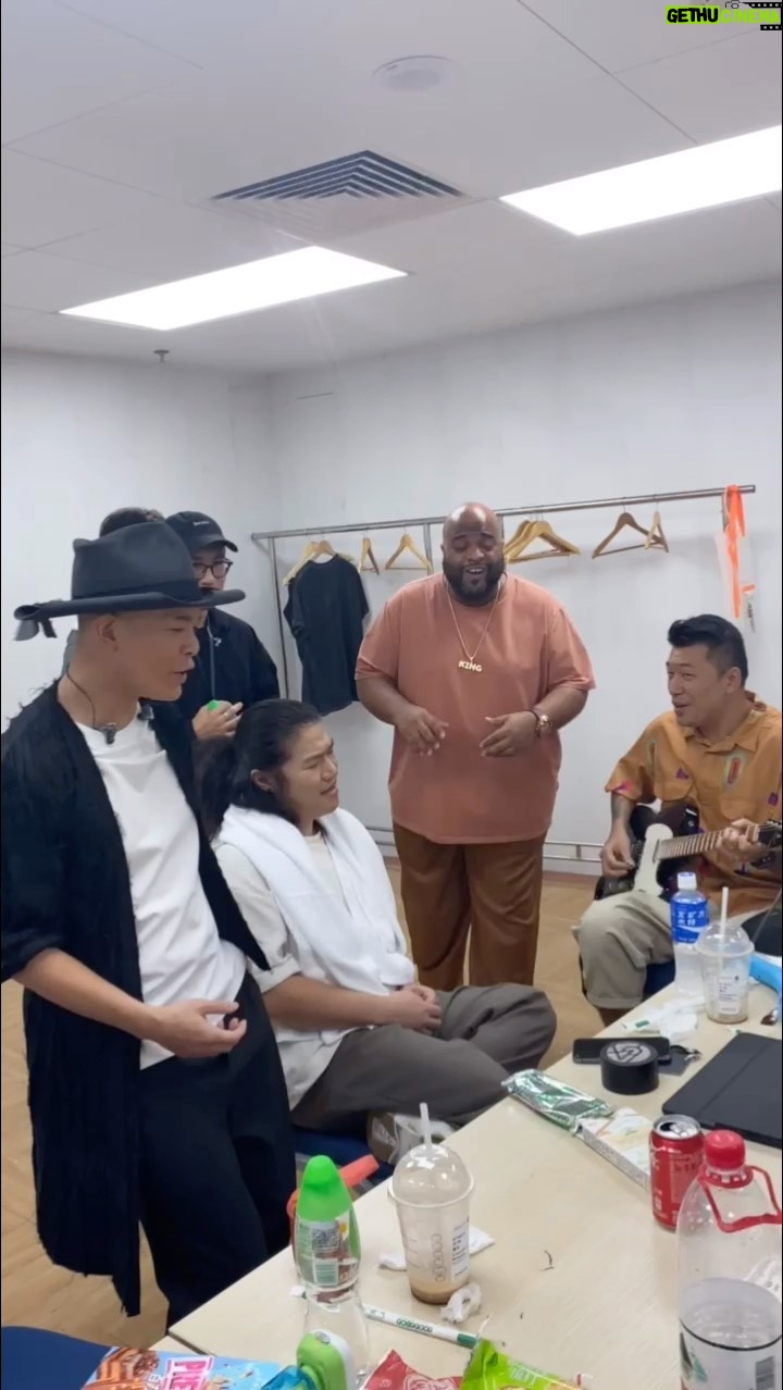 Justin Lo - 1.4K Likes - And I thot I m the singer…