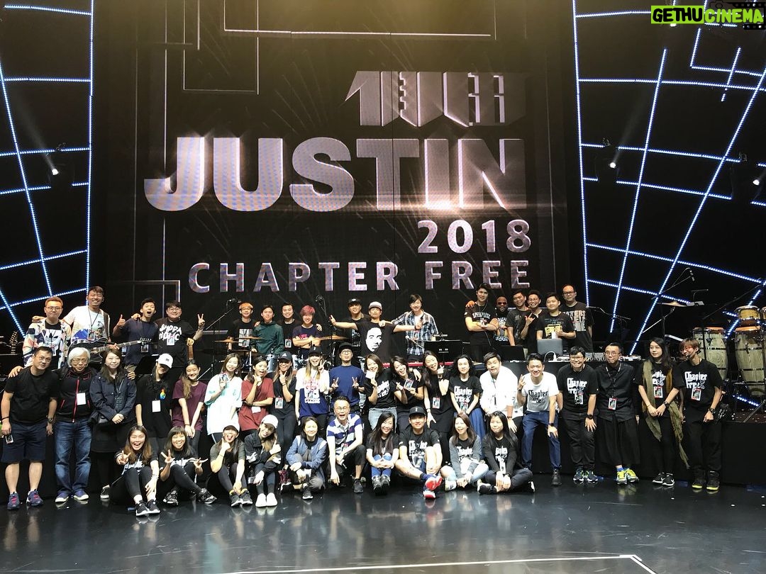 Justin Lo Instagram - #chapterfreeconcert2018 #macau #groupphoto #thankyouguys 🙌🏻
